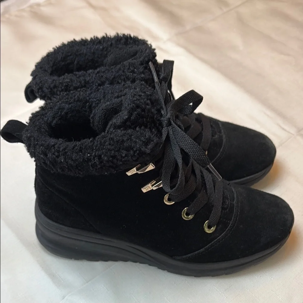 📪Taryn Rose Zahara Black suede Ankle Booties with Cozy Lining